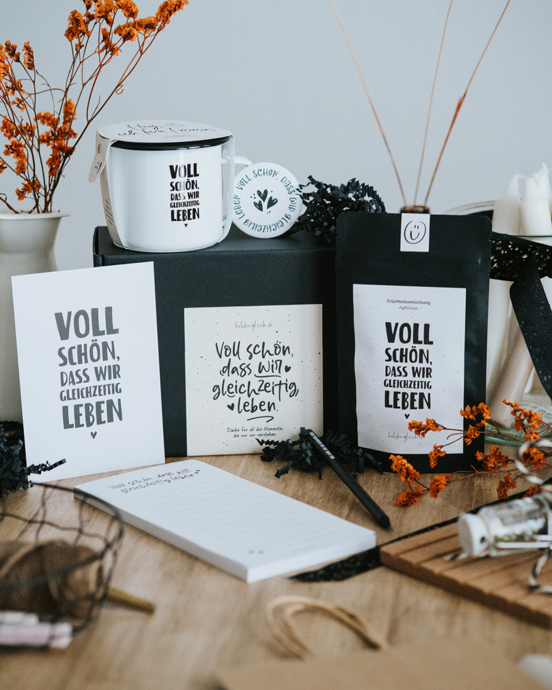 Geschenkbox „Voll schön“ mit Emaille-Tasse, Fruechtetee, Notizblock, Bleistift, Postkarte und Magnet