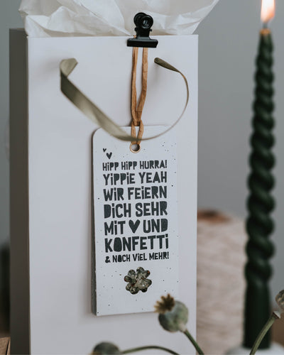 Dekorativer Anhänger mit aromatischem Kräutersalz und positiver Grußbotschaft – ideal zum Verschenken.