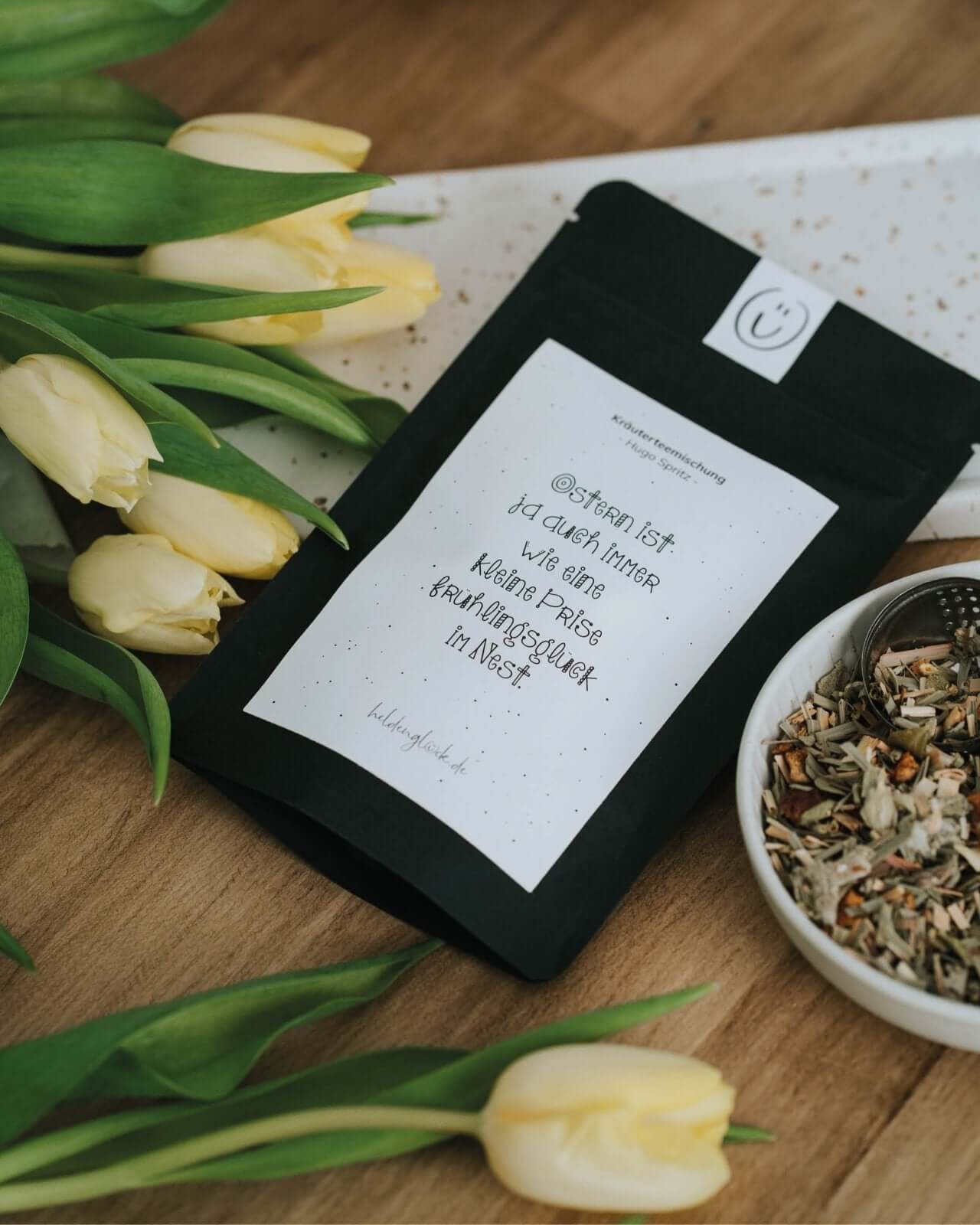 Tee mit Spruch oder Motiv Frühlingsglück in schwarz weiss