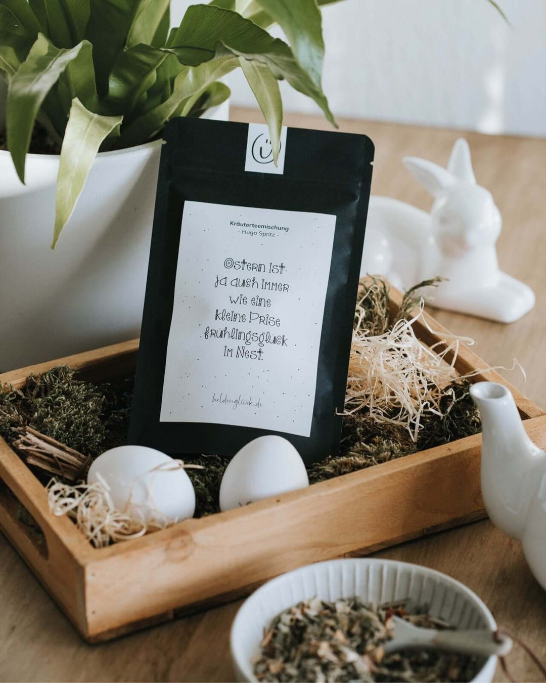 Tee mit Spruch oder Motiv Frühlingsglück in schwarz weiss