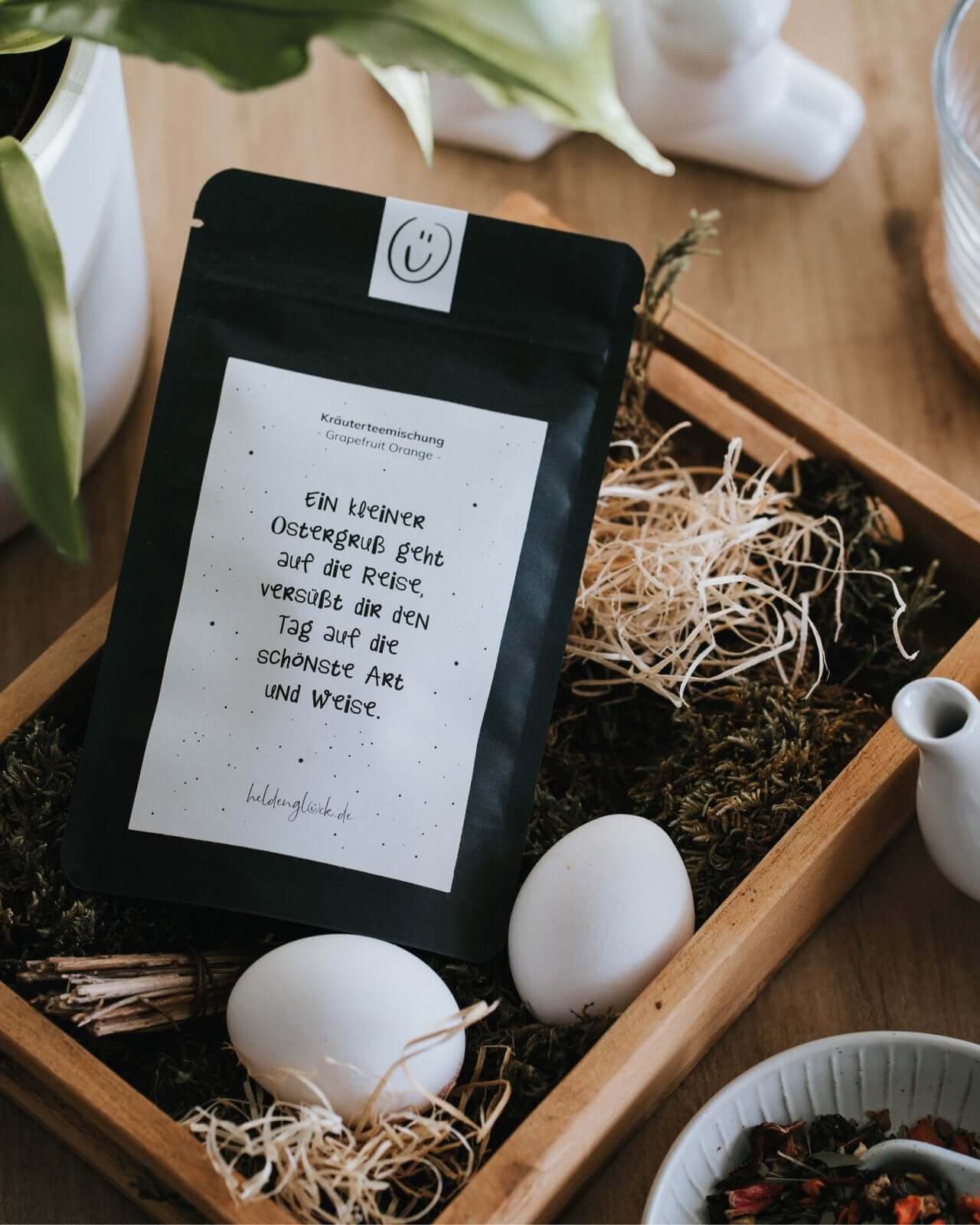 Tee mit Spruch oder Motiv Kleiner Ostergruß in schwarz weiss