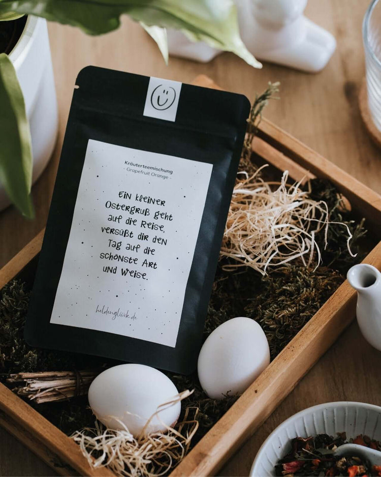 Tee mit Spruch oder Motiv Kleiner Ostergruß in schwarz weiss