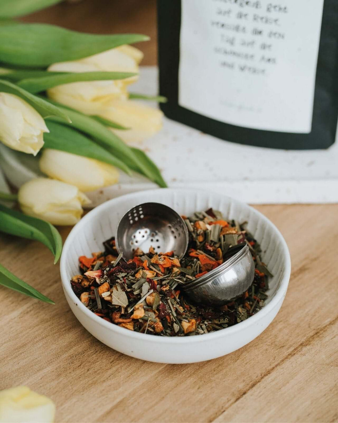 Tee mit Spruch oder Motiv Kleiner Ostergruß in schwarz weiss