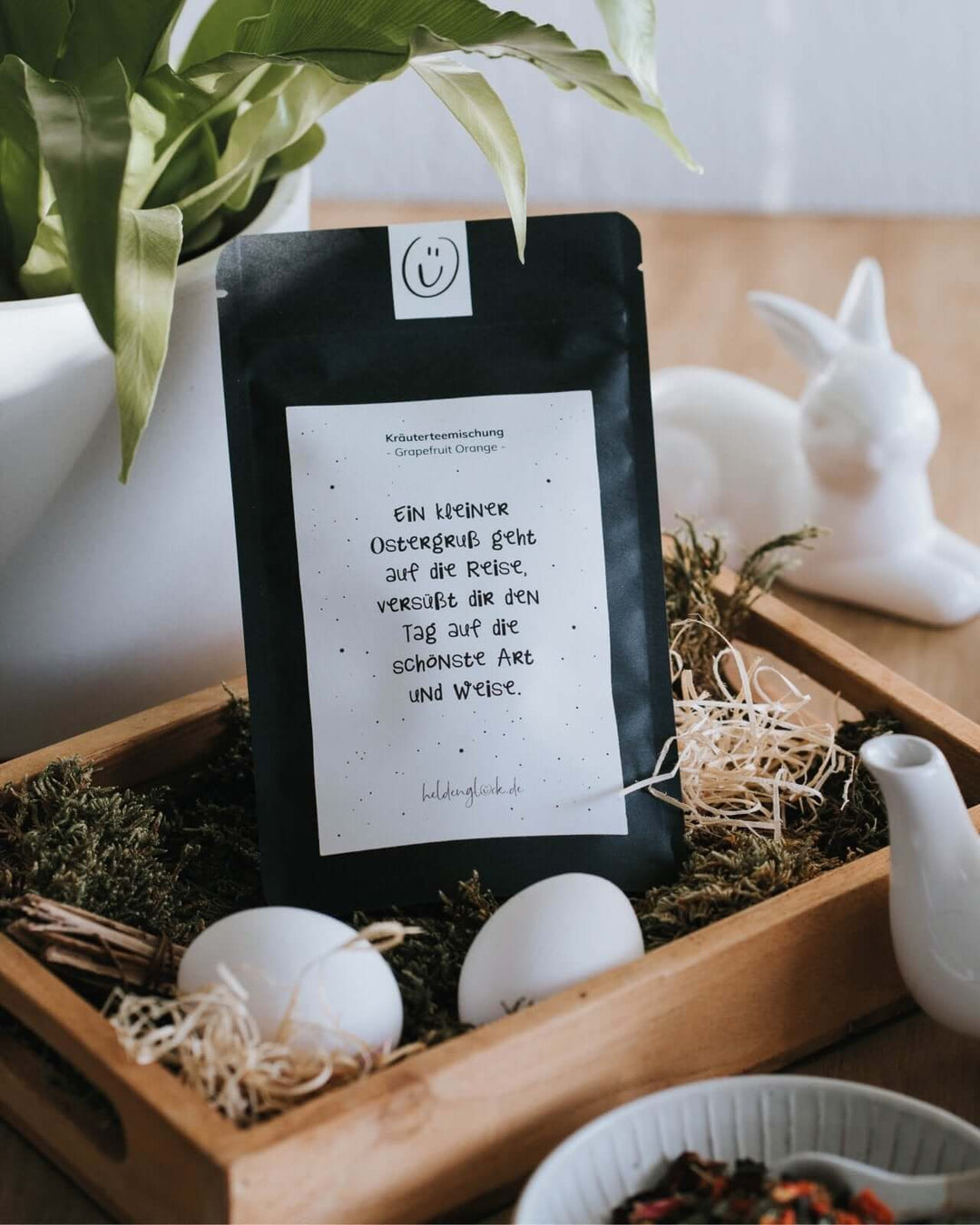 Tee mit Spruch oder Motiv Kleiner Ostergruß in schwarz weiss