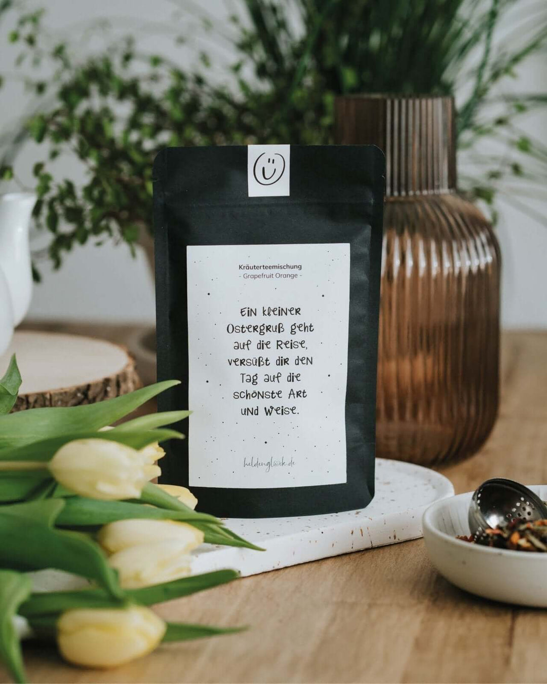 Tee mit Spruch oder Motiv Kleiner Ostergruß in schwarz weiss