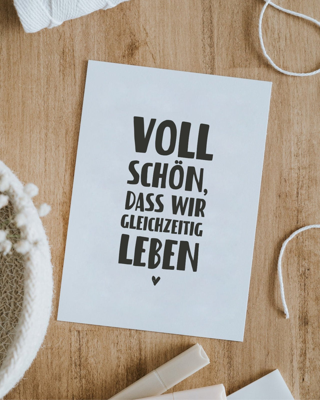 Gleichzeitig leben Postkarte Heldenglück
