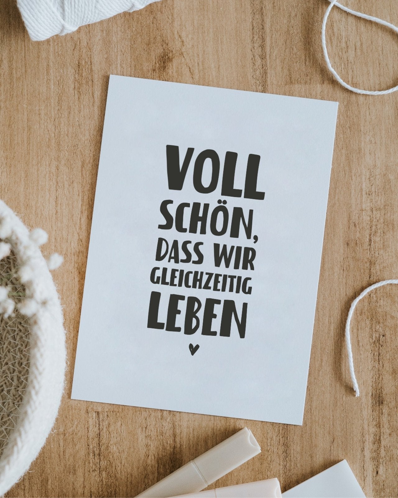 Gleichzeitig leben Postkarte Heldenglück