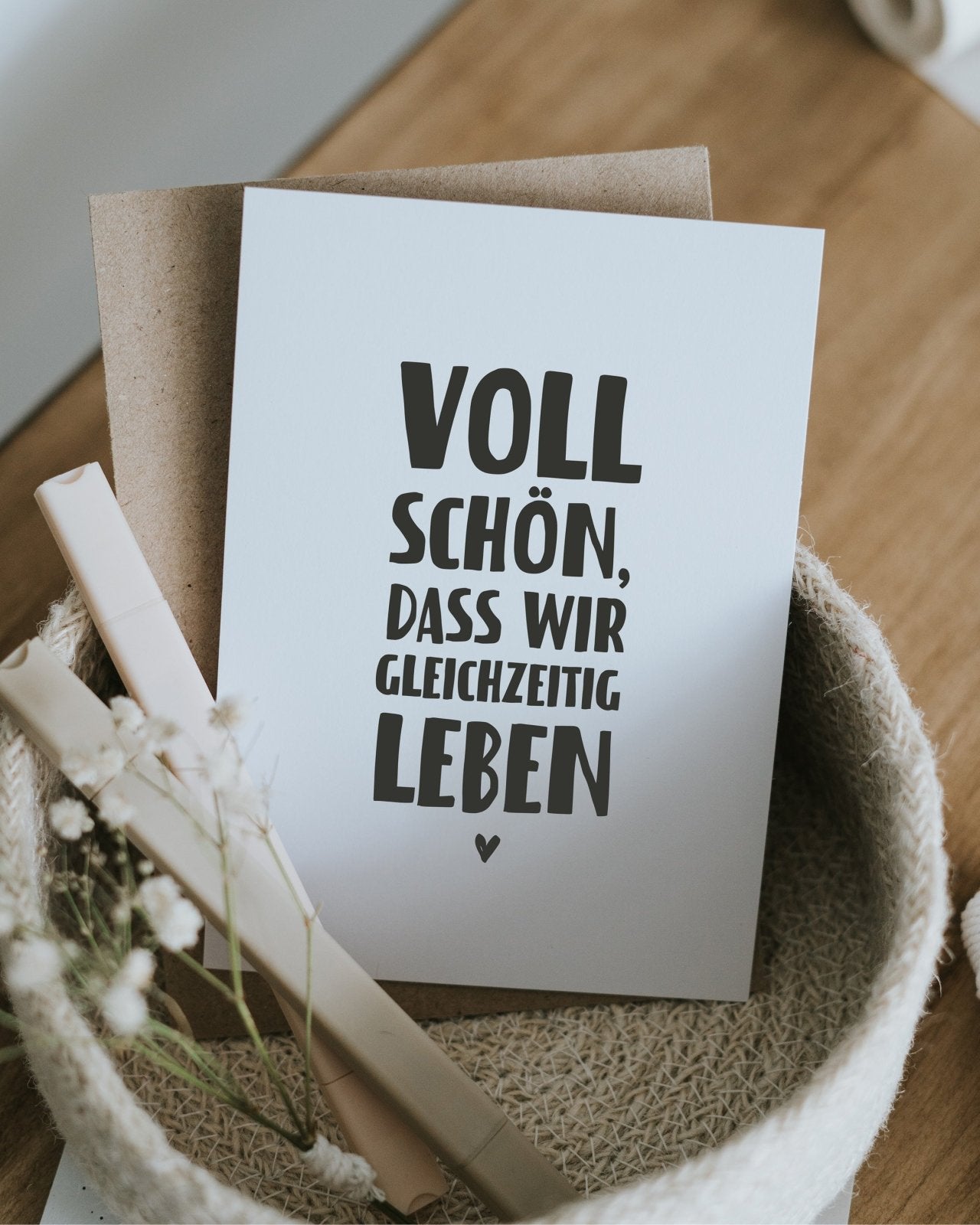 Gleichzeitig leben Postkarte Heldenglück