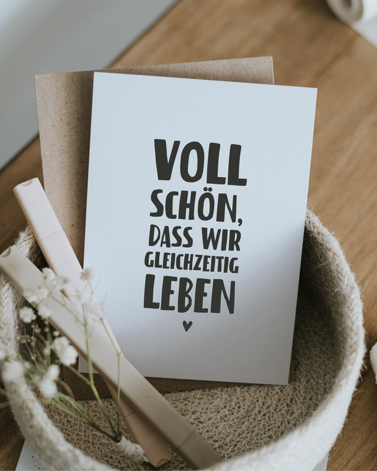 Gleichzeitig leben Postkarte Heldenglück