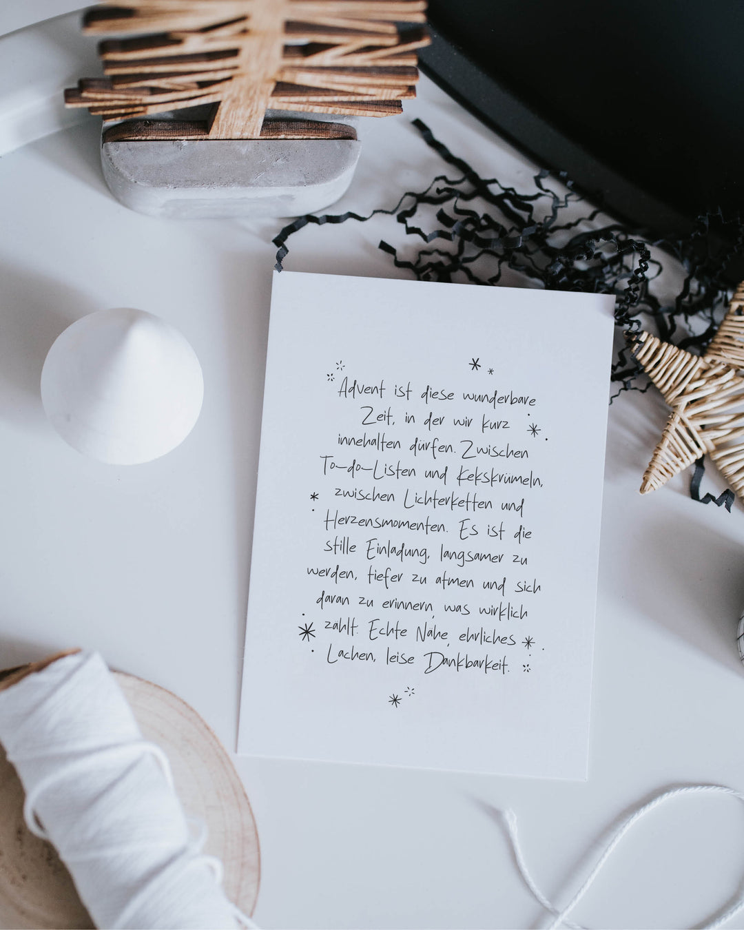 Adventskarte von Heldenglück mit klarer Gestaltung – ruhiger, wohltuender Gruß voller Gefühl.
