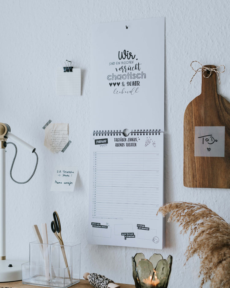Monatsseite mit inspirierendem Spruch und klarer Typografie