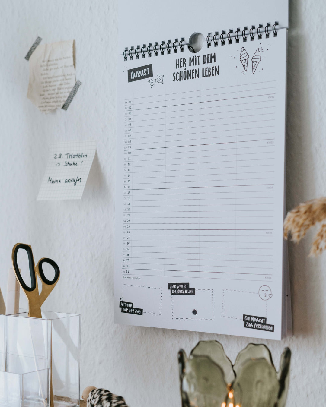 Familienkalender an der Pinnwand im Flur