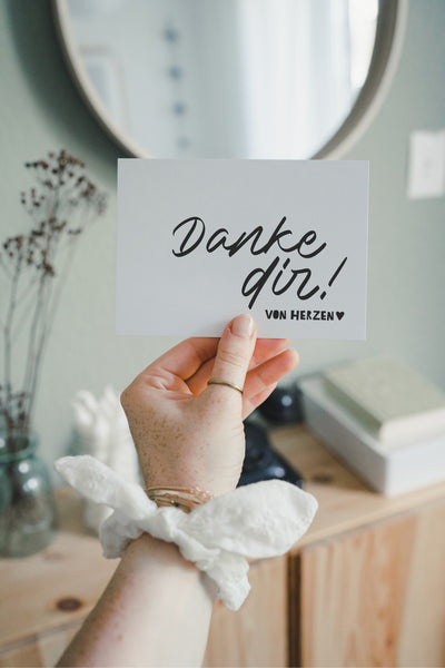 Postkarte von Heldenglück mit klarer, warmer Typografie – ehrliche Geste der Wertschätzung und Nähe.