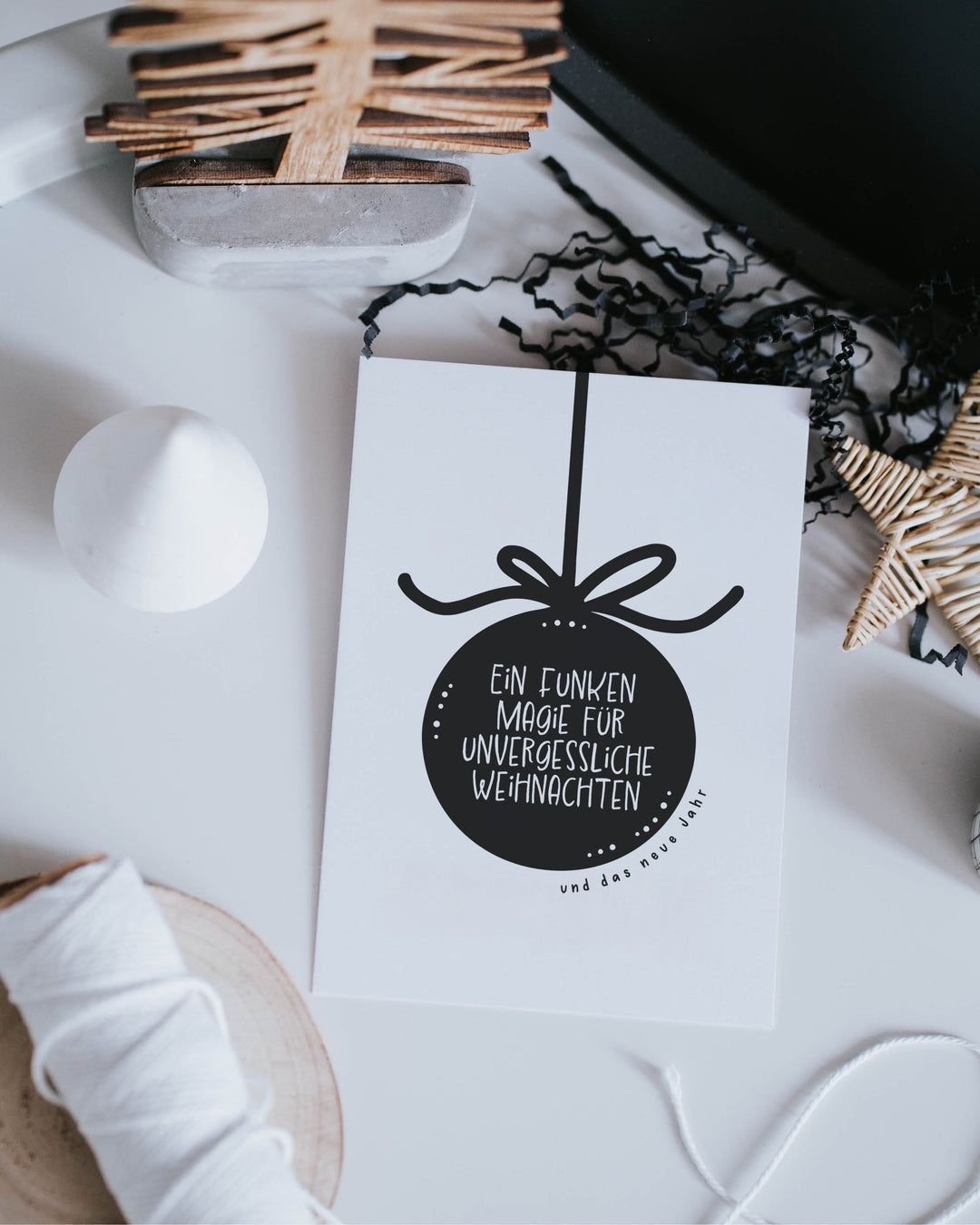 Weihnachtskarte von Heldenglück mit klarer Typografie und feiner Symbolik – ein Hauch Magie auf Papier.