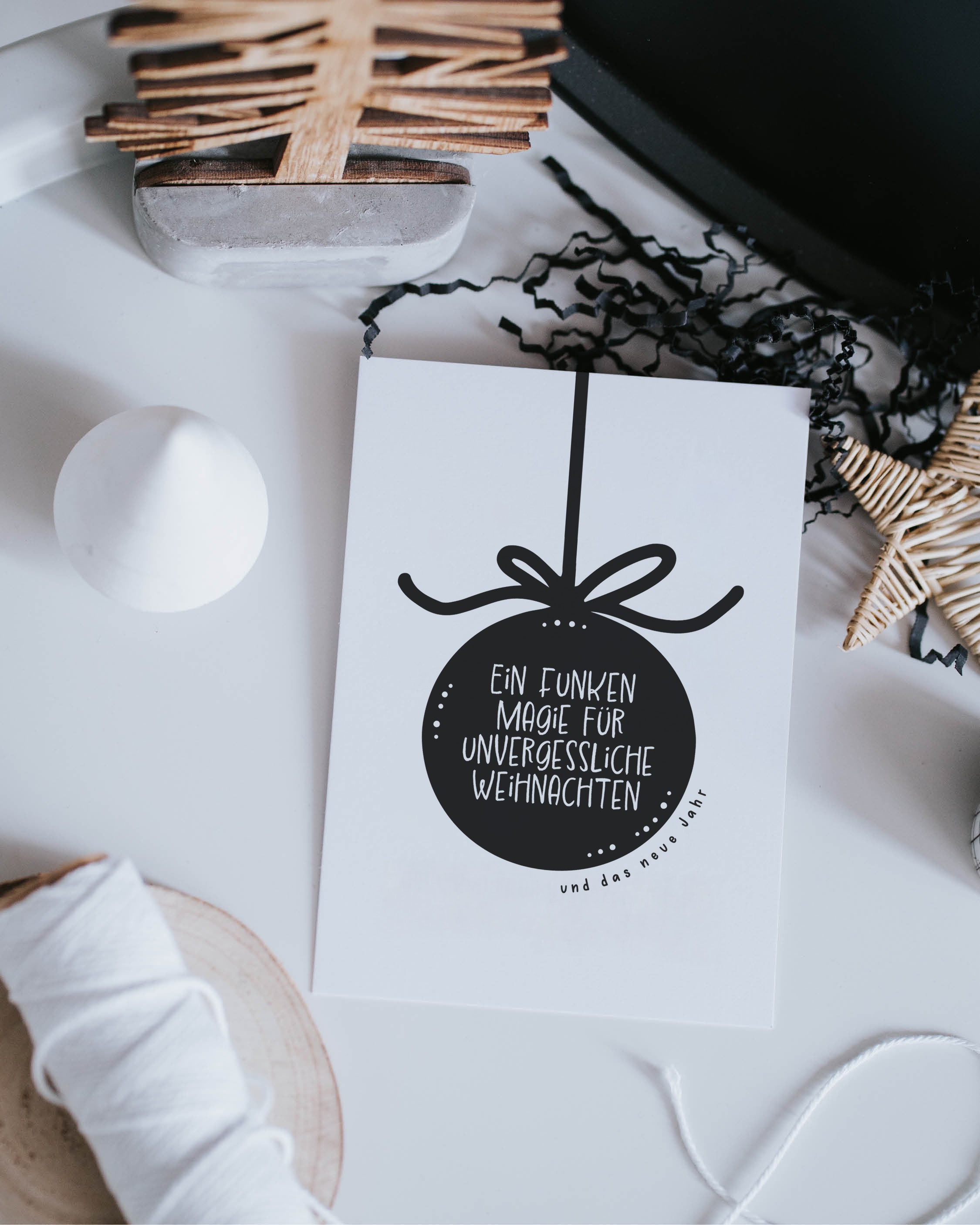 Weihnachtskarte von Heldenglück mit klarer Typografie und feiner Symbolik – ein Hauch Magie auf Papier.