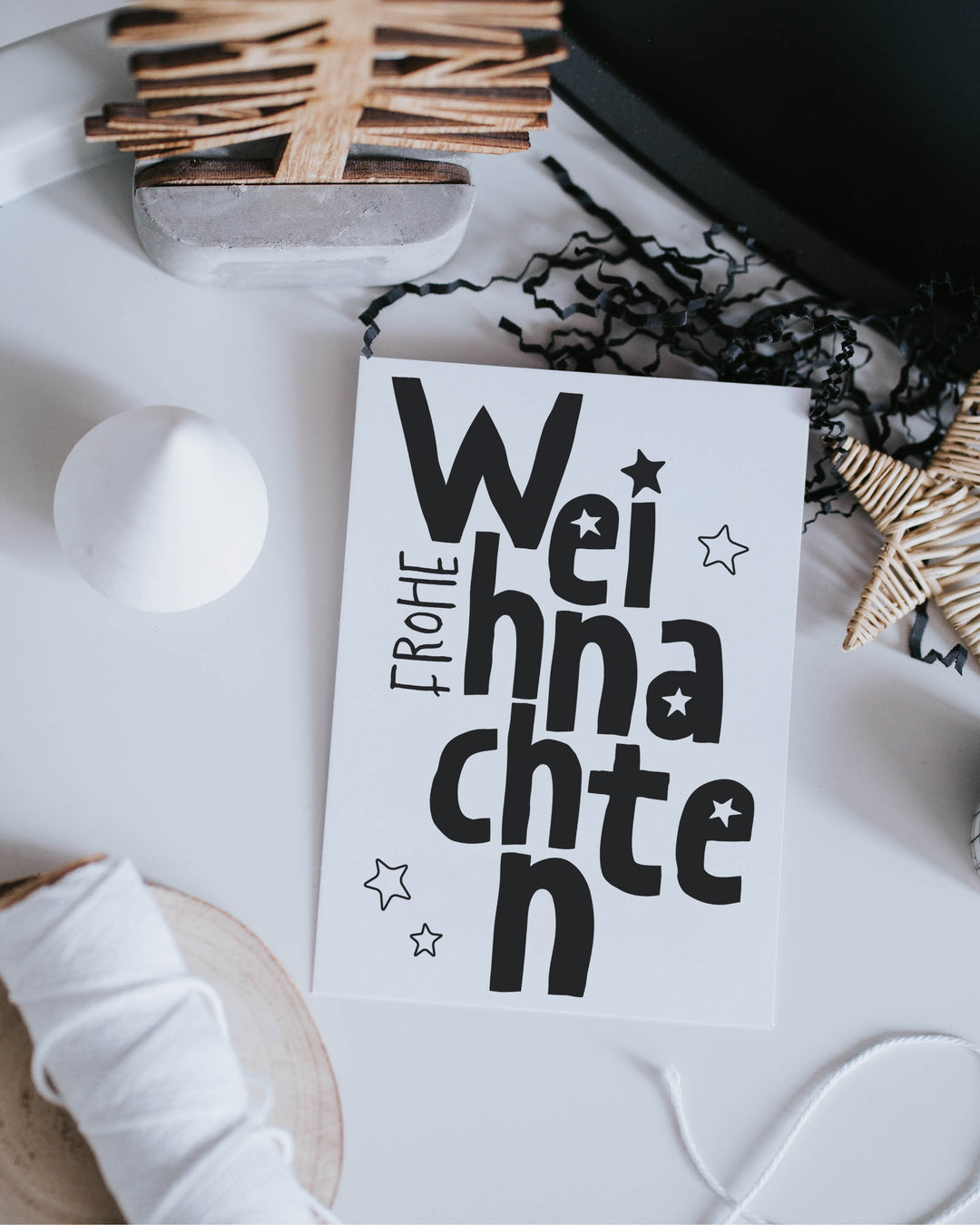 Weihnachtskarte von Heldenglück im reduzierten Stil – klare Typografie trifft auf leise Festlichkeit.