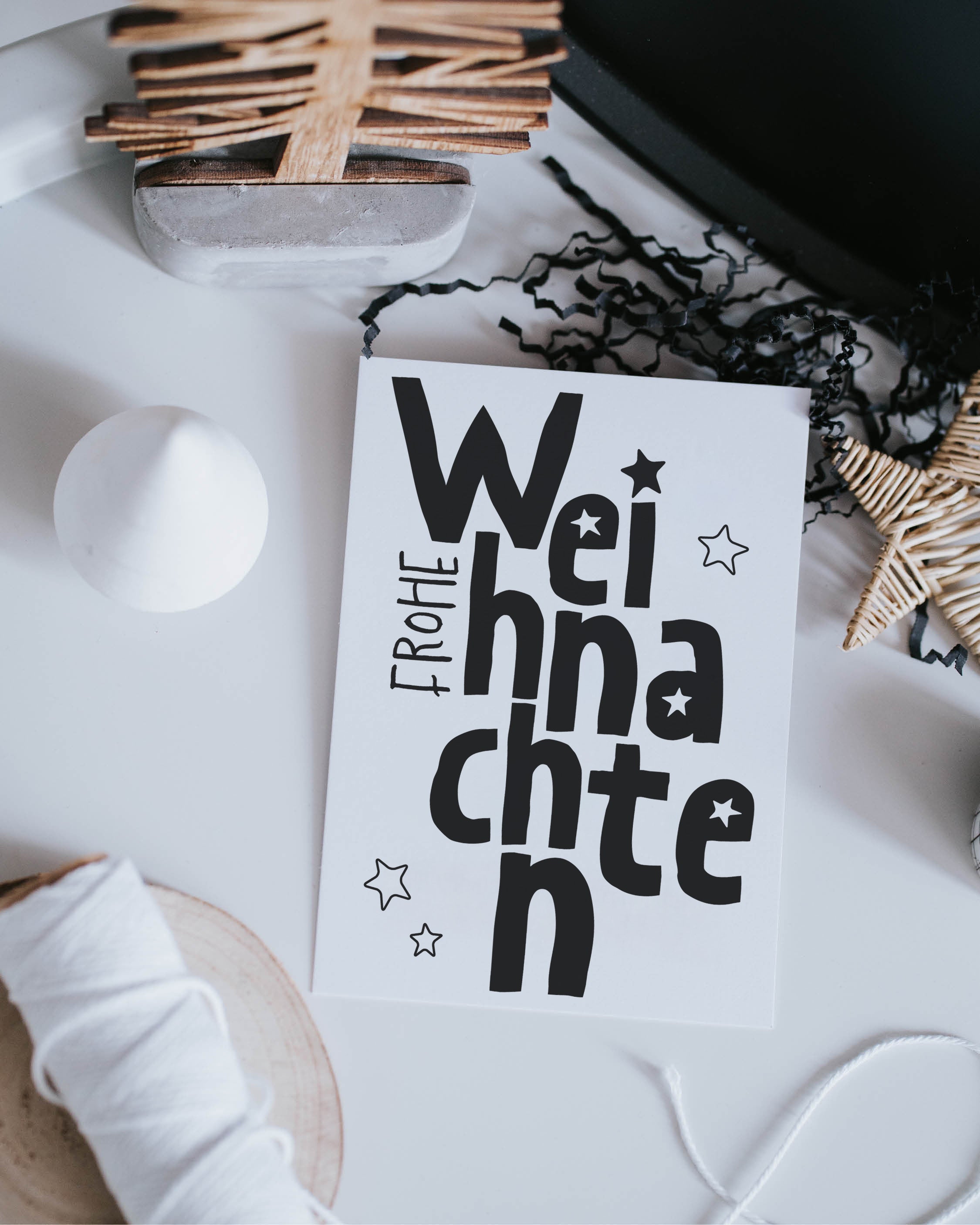 Weihnachtskarte von Heldenglück im reduzierten Stil – klare Typografie trifft auf leise Festlichkeit.