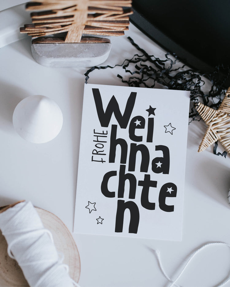 Weihnachtskarte von Heldenglück im reduzierten Stil – klare Typografie trifft auf leise Festlichkeit.