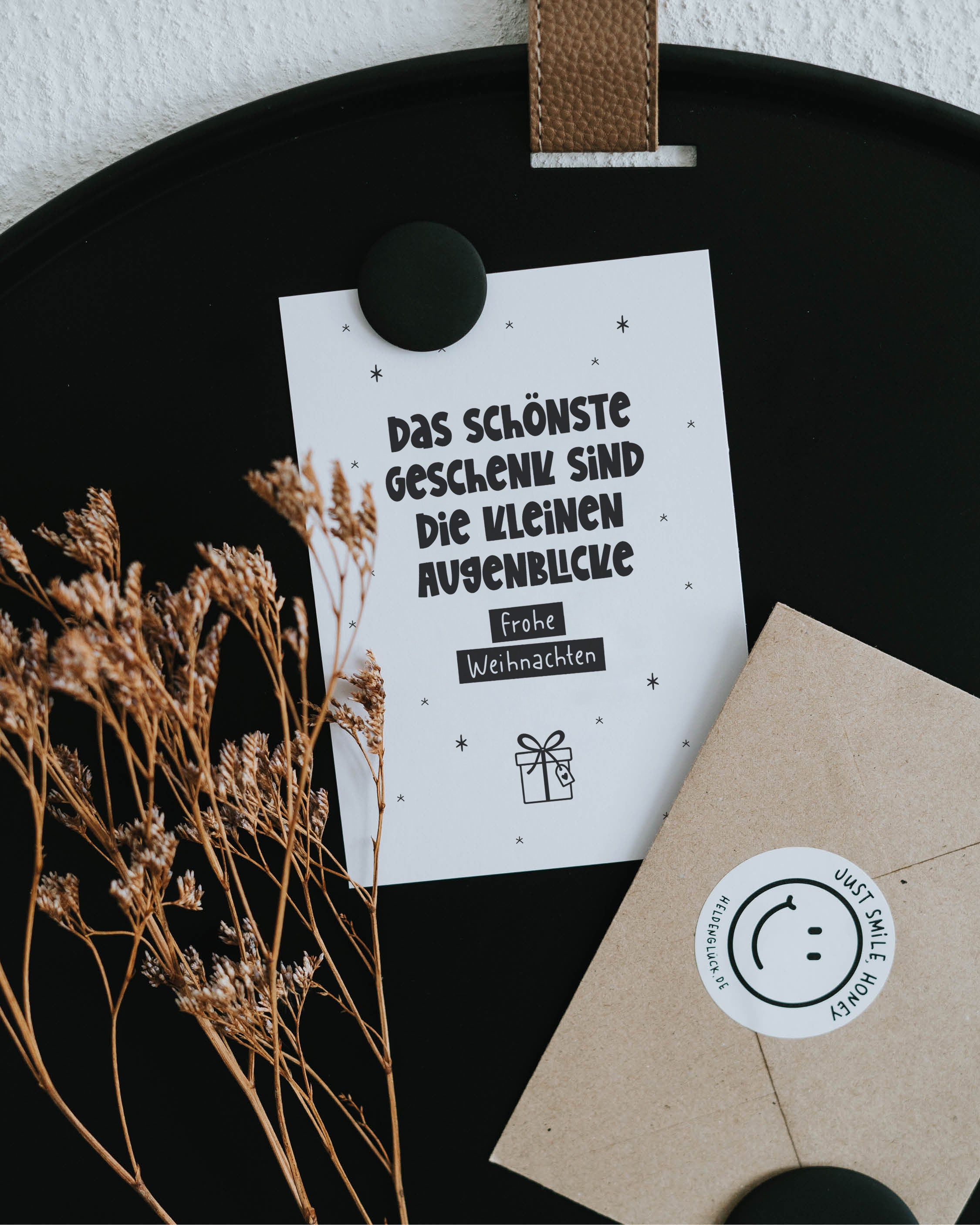 Weihnachtskarte von Heldenglück im klaren Design – feine Typografie, leise Worte, warmes Gefühl.