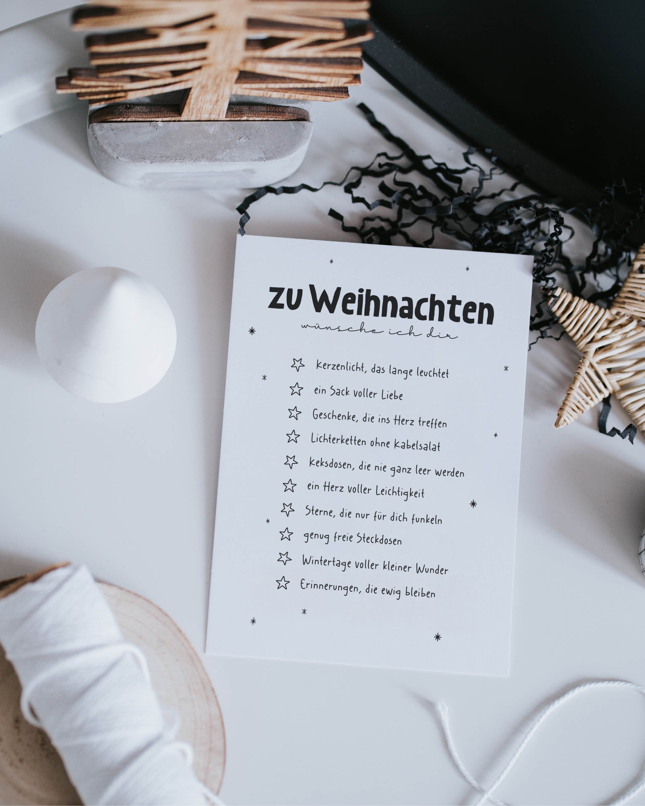 Moderne Weihnachtskarte von Heldenglück – stilvolle Kombination aus Herzenswärme und Leichtigkeit.