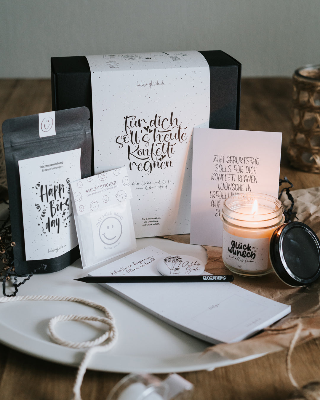 Heldenglück Geschenkbox zum Geburtstag mit sieben liebevollen Kleinigkeiten