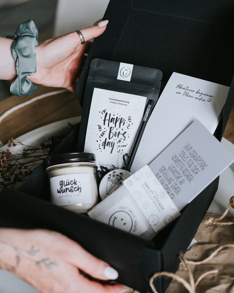 Geburtstagsbox mit Notizblock, Tee, Postkarte, Magnet, Kerze und Sticker-set