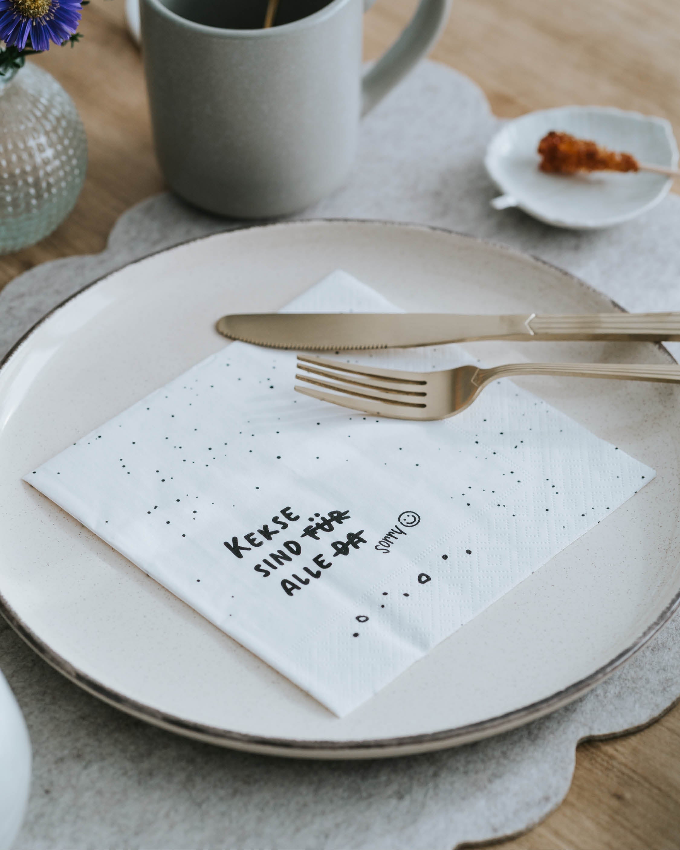 Serviette mit subtiler Typografie und Witz – ideal für Keksteller, die nie voll bleiben.