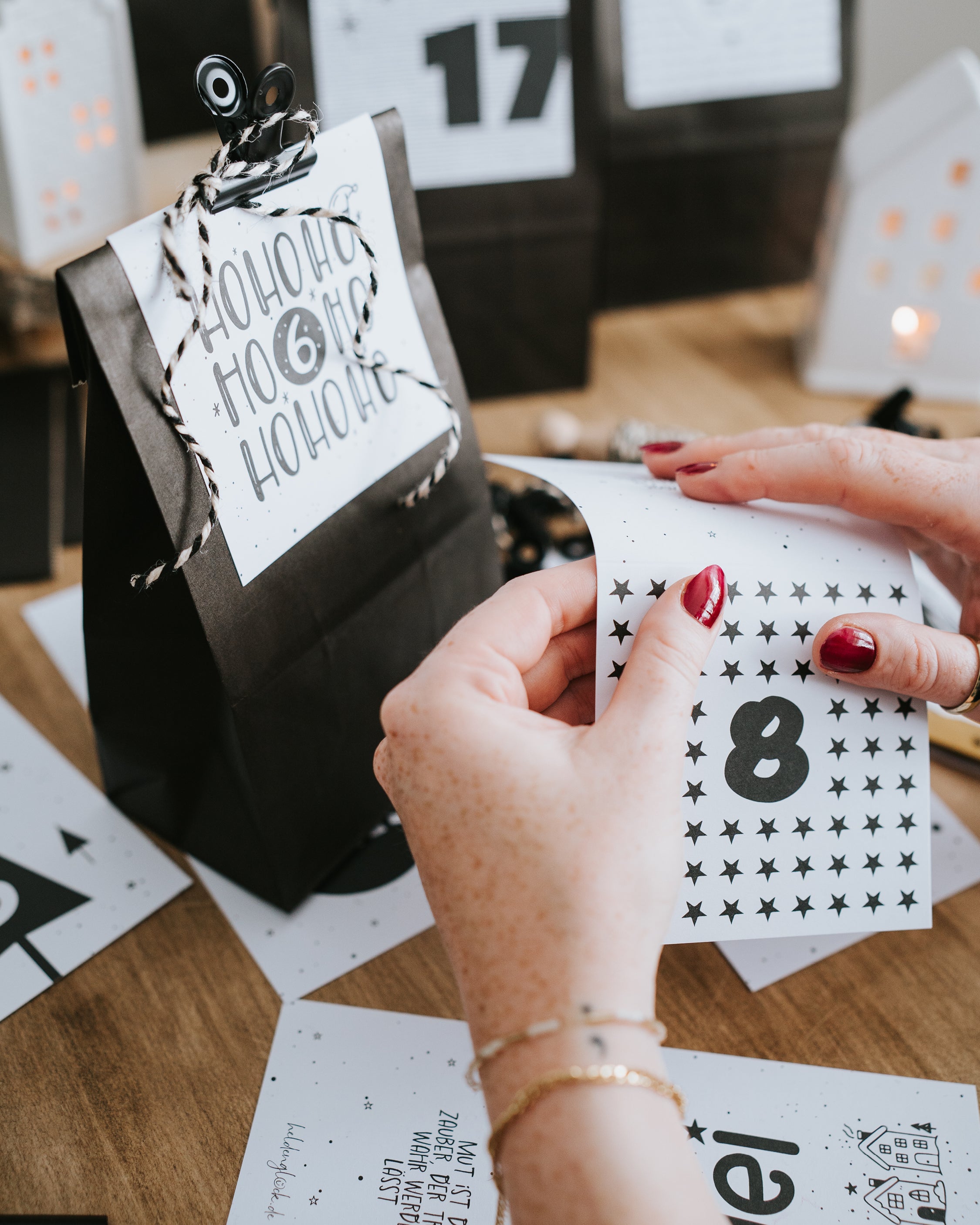 Individuell befüllbarer Adventskalender mit 24 Fächern und inspirierendem Begleitdesign.
