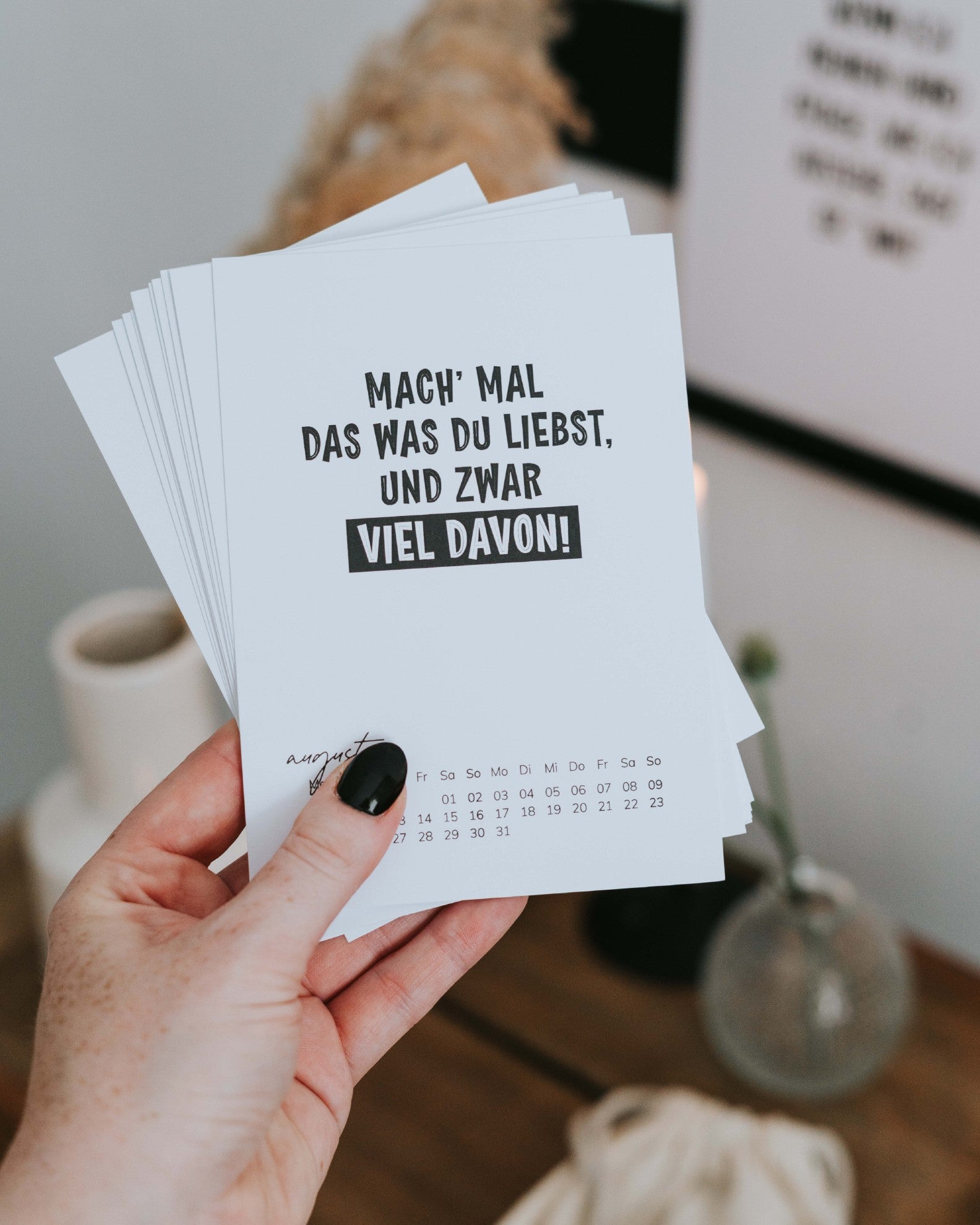 Kalenderkarten dekorativ auf Schreibtisch im Buero platziert