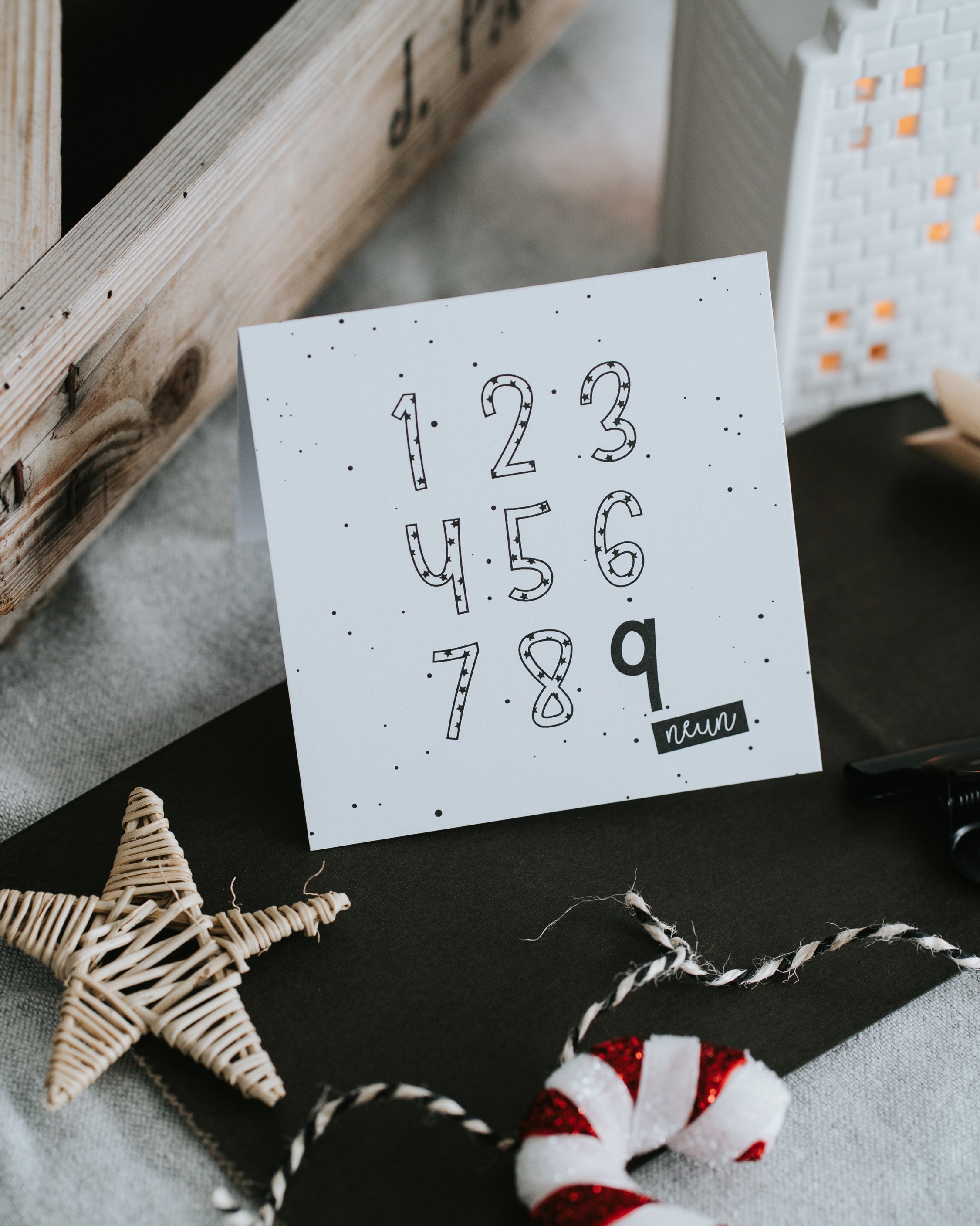 Minimalistisches Kartenset mit Zahlen 1–24 – liebevoll illustriert für den eigenen Adventskalender