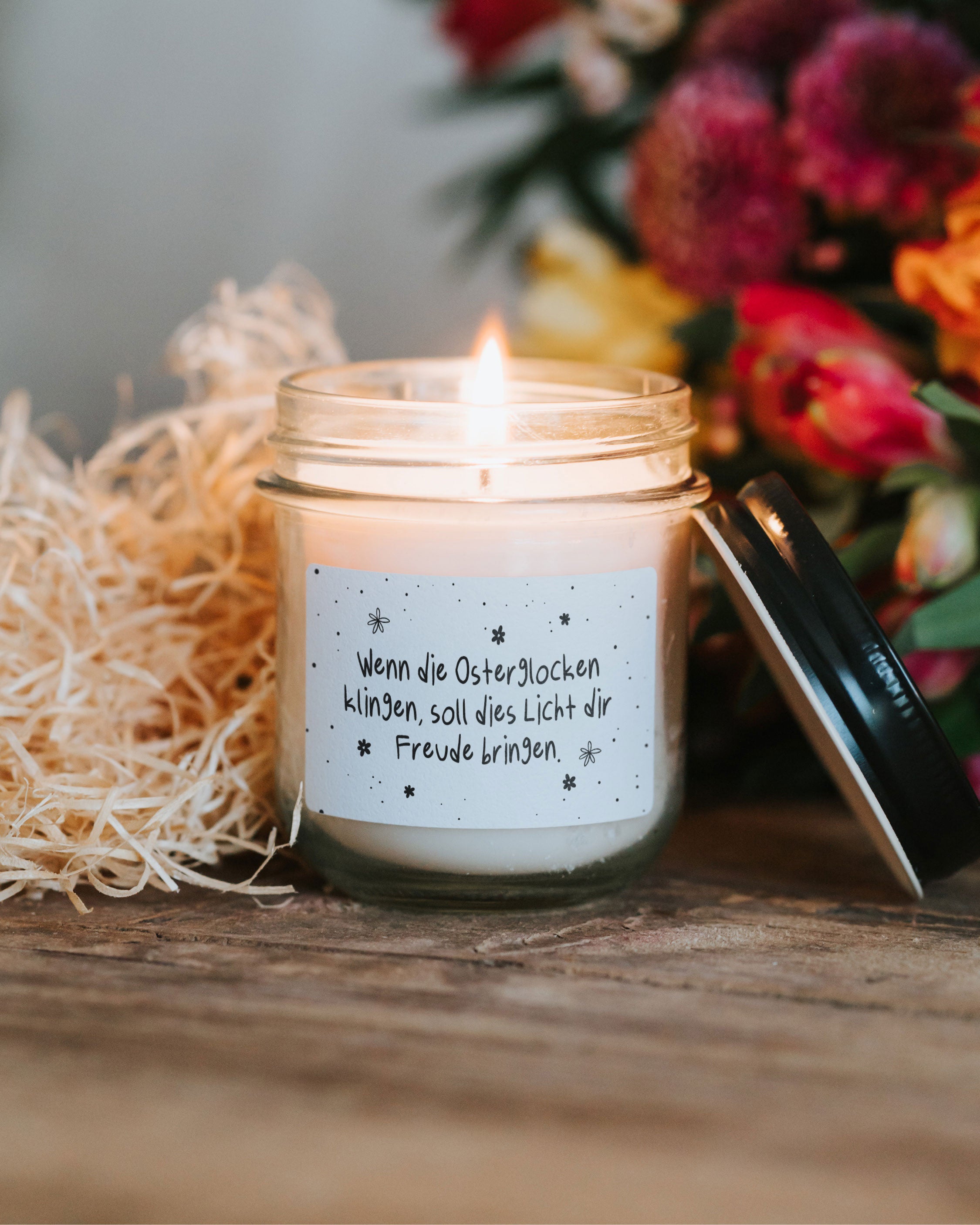 Heldenglück Osterkerze im Glas mit Spruch über Freude, Licht und Osterglocken