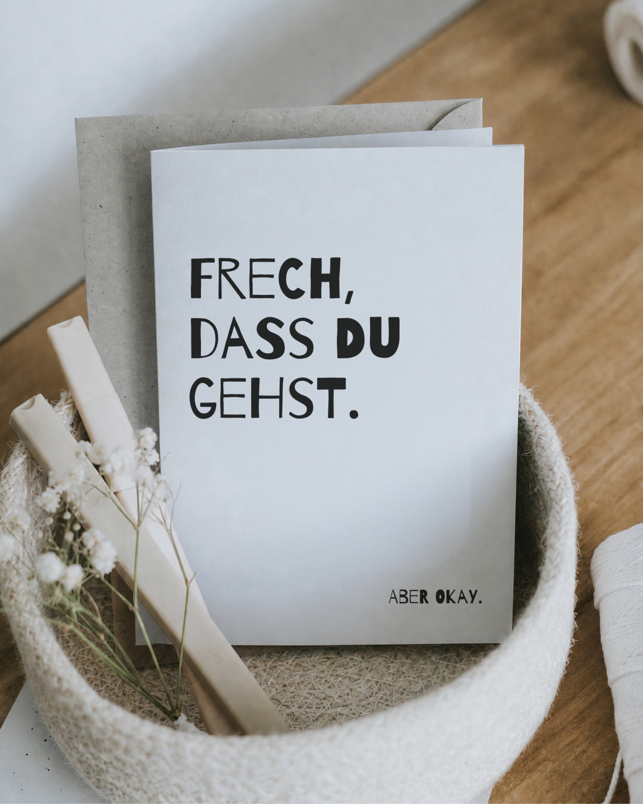 Abschiedskarte mit augenzwinkerndem Spruch in Schwarz-Weiß