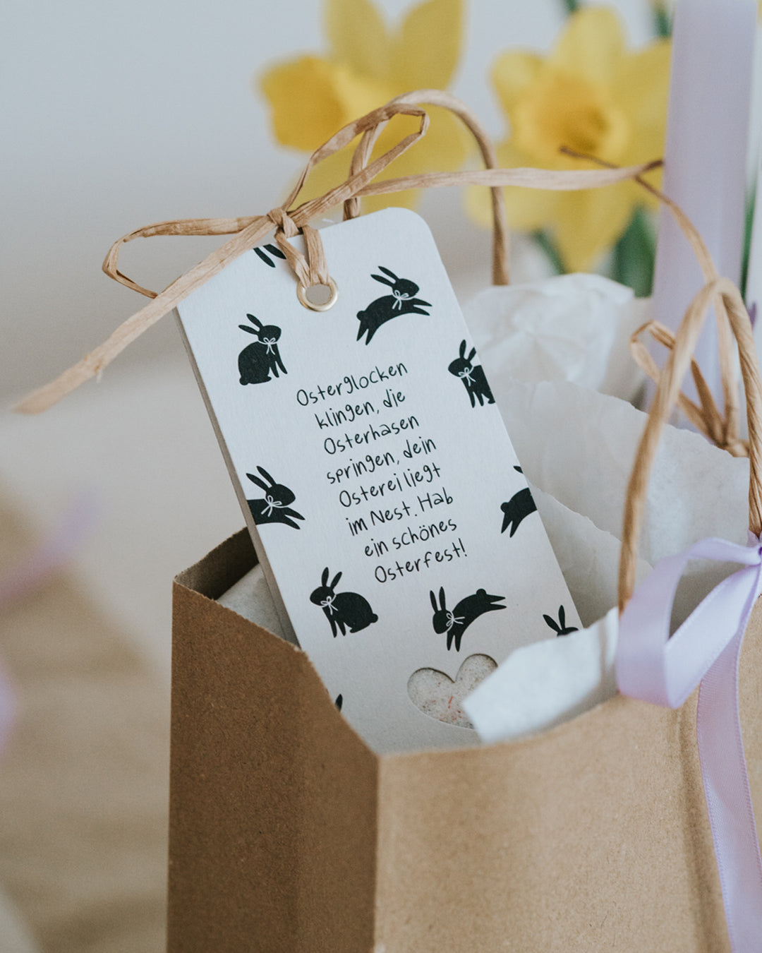 Kleine Osterfreude mit Geschenkanhänger und frühlingshafter Botschaft