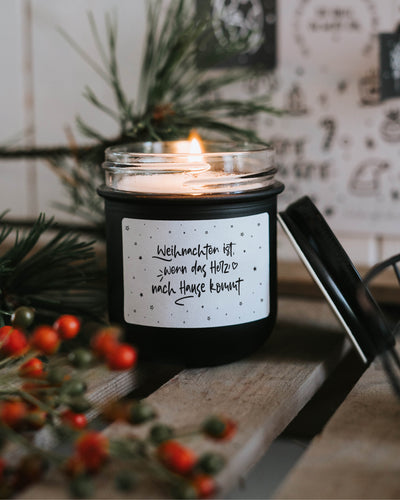 Lieblingsstück in der Adventszeit – Kerze mit zarter Flamme und Worten, die berühren.