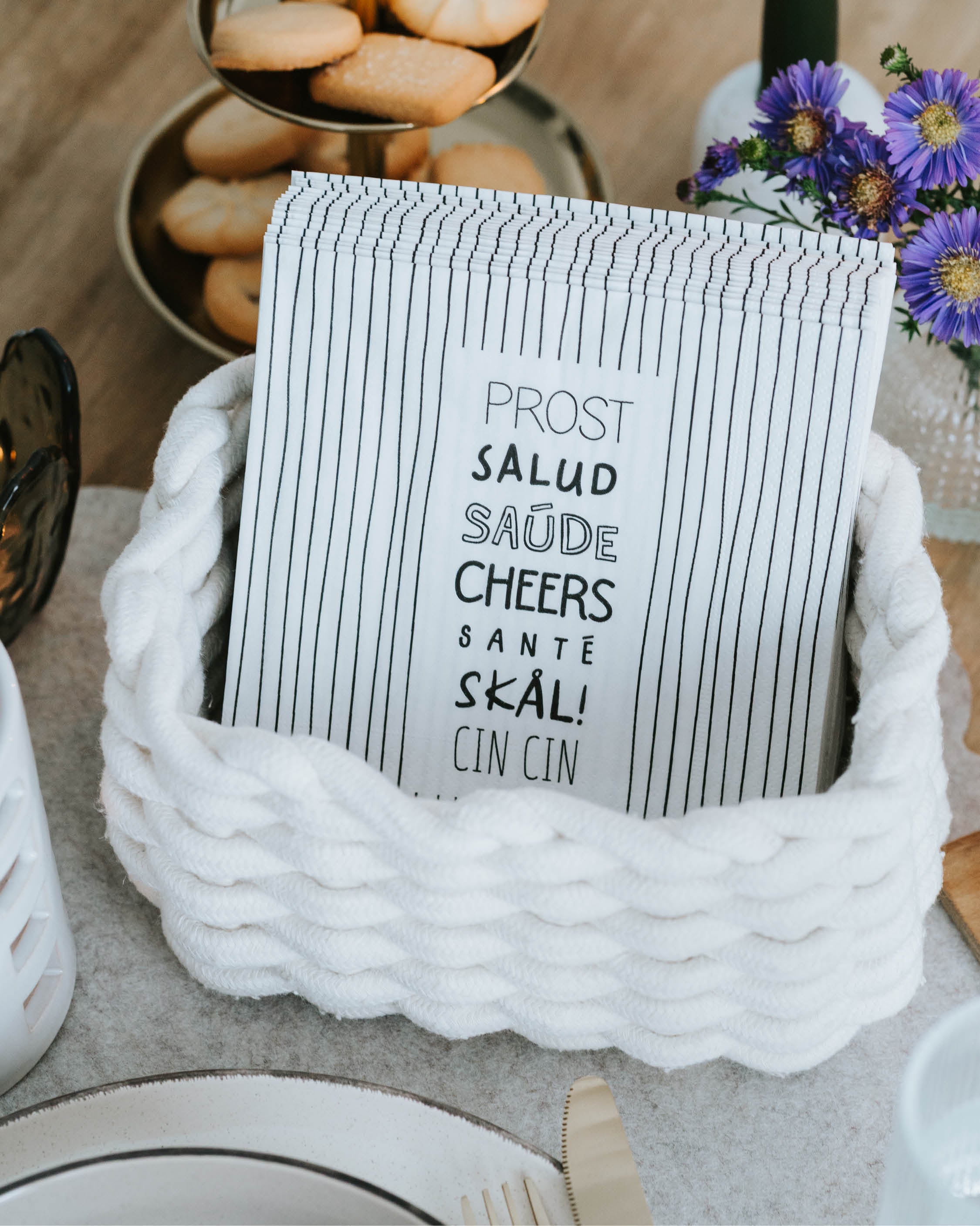 Modernes Design mit internationalen Cheers-Zurufen – serviert mit Leichtigkeit und Eleganz.