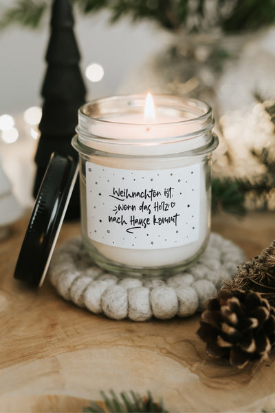 Reduziertes Design trifft auf emotionale Tiefe – Weihnachtskerze mit feiner Botschaft.