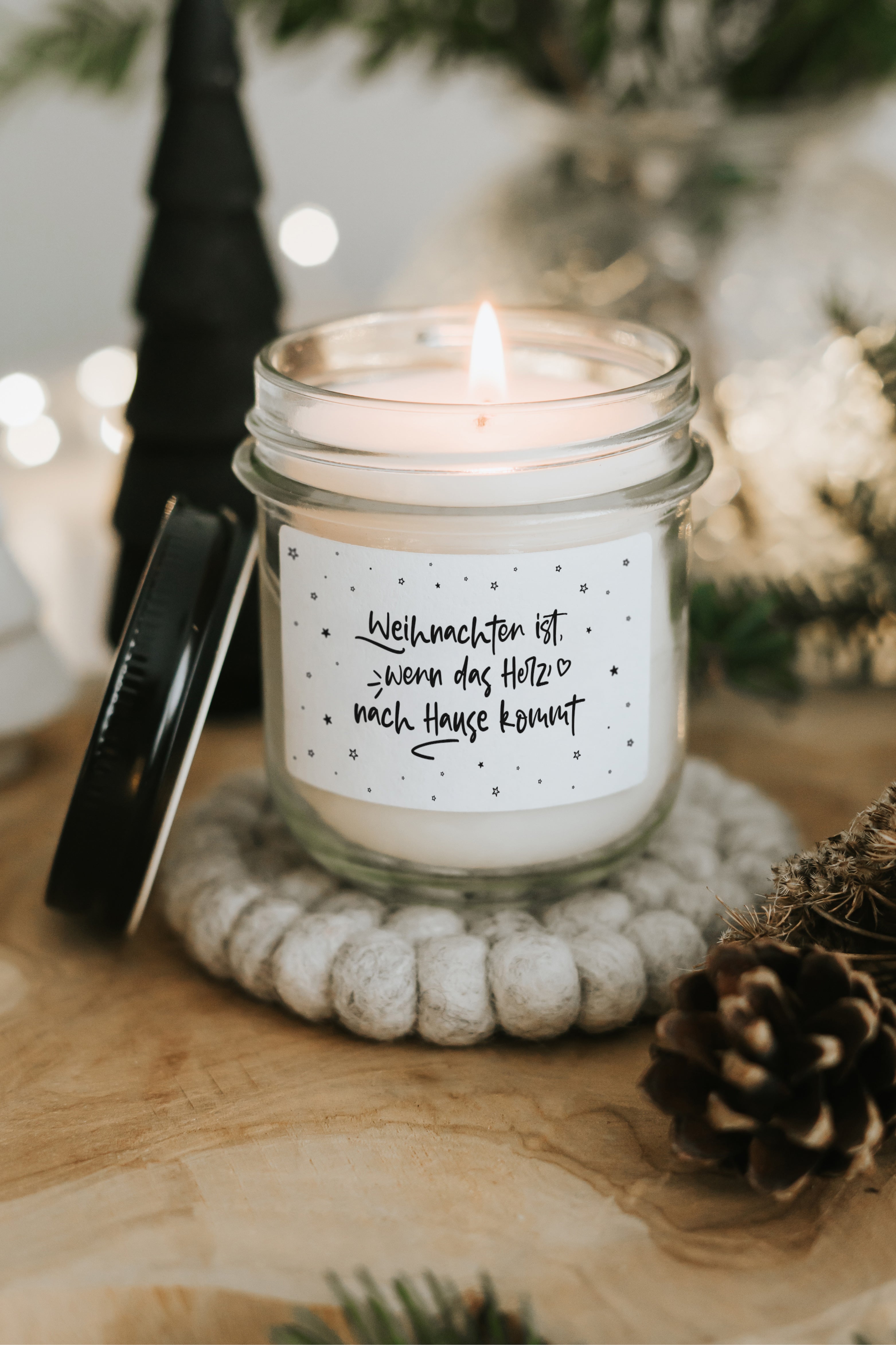Reduziertes Design trifft auf emotionale Tiefe – Weihnachtskerze mit feiner Botschaft.