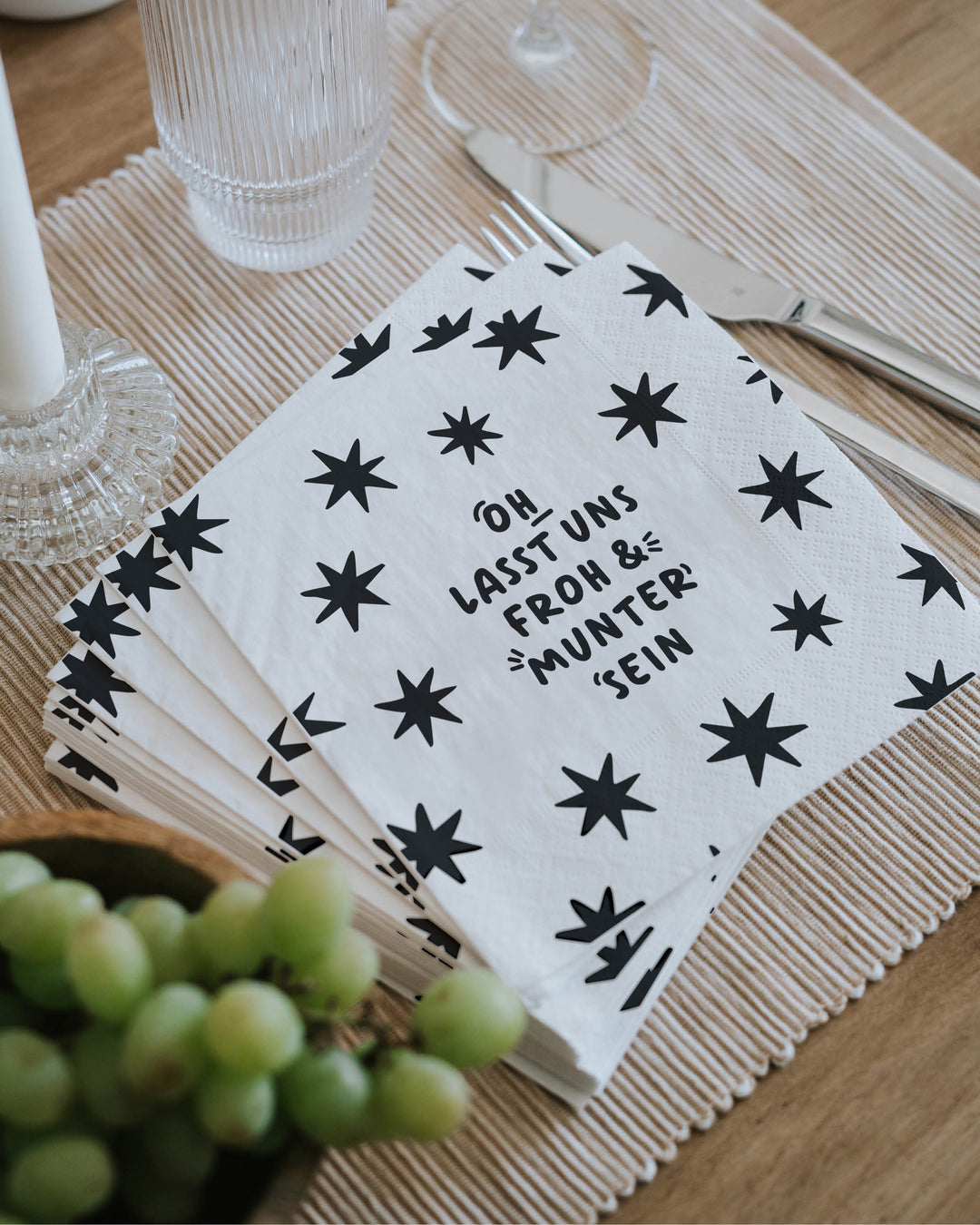 Modern designte Serviette mit dezentem Sternenmuster – für stilvolle Feiertage.