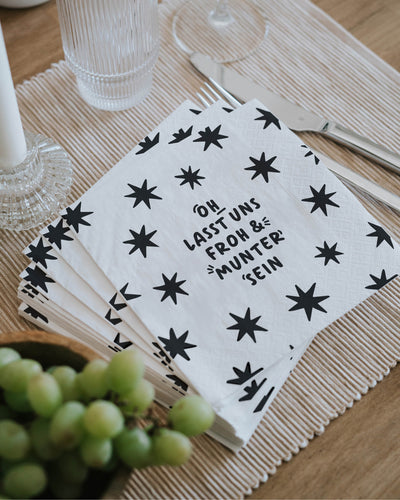 Modern designte Serviette mit dezentem Sternenmuster – für stilvolle Feiertage.
