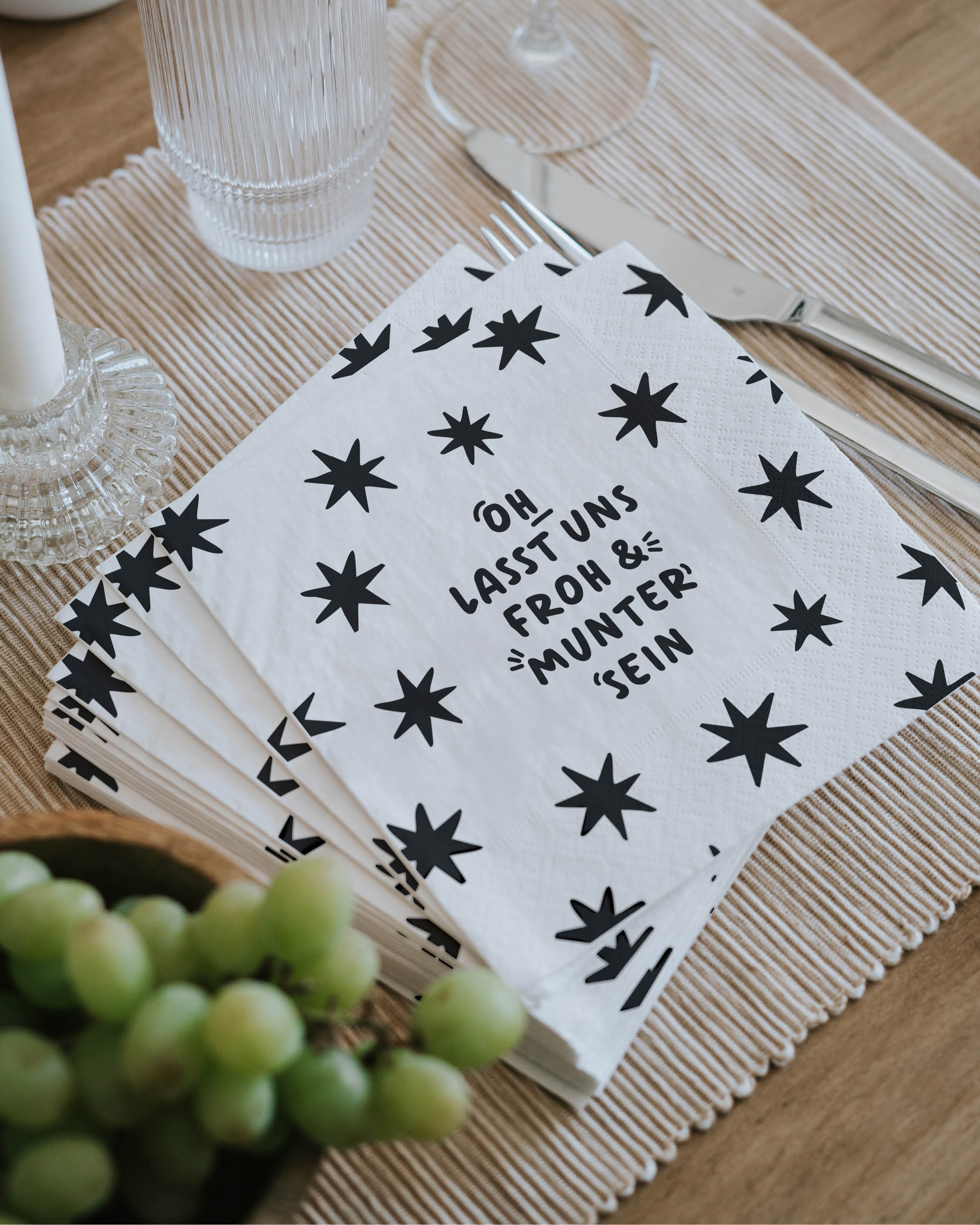 Modern designte Serviette mit dezentem Sternenmuster – für stilvolle Feiertage.