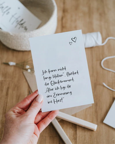 Moderne Postkarte mit tiefgehendem Spruch – liebevolles Mitbringsel, das Trost, Nähe und Freude schenkt.