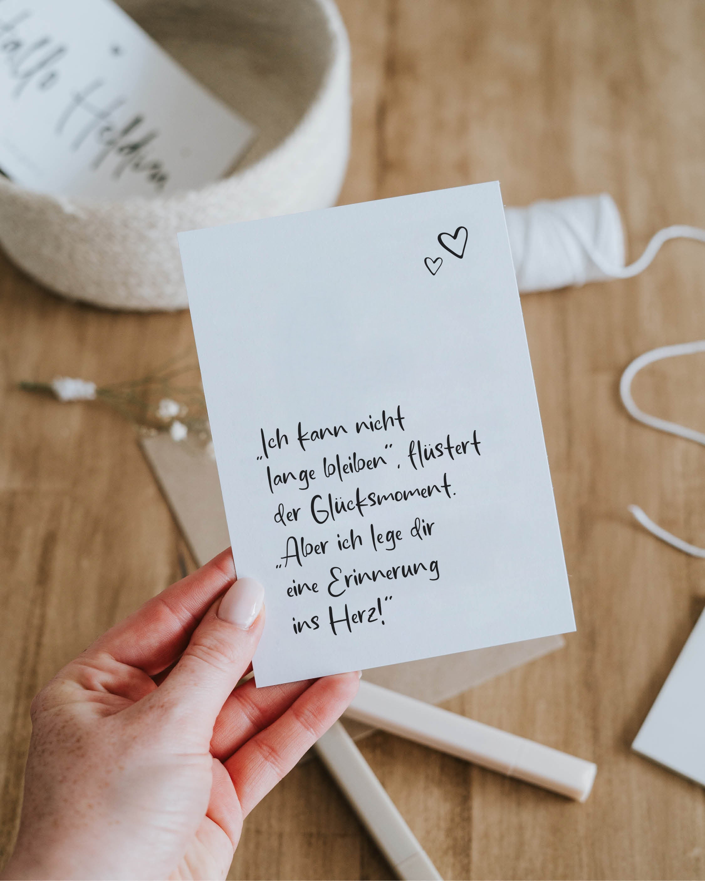 Moderne Postkarte mit tiefgehendem Spruch – liebevolles Mitbringsel, das Trost, Nähe und Freude schenkt.