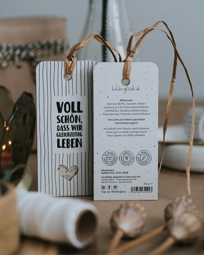Nachhaltig produzierter Geschenkanhänger mit aromatischer Salz-Kräuter-Blüten-Mischung.