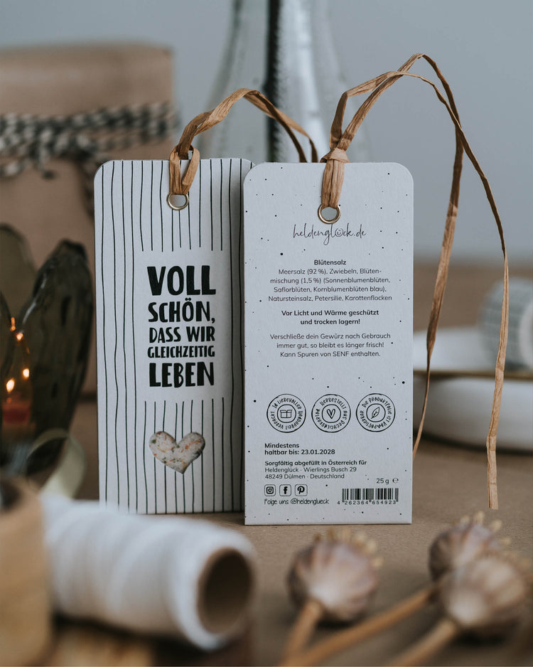Nachhaltig produzierter Geschenkanhänger mit aromatischer Salz-Kräuter-Blüten-Mischung.