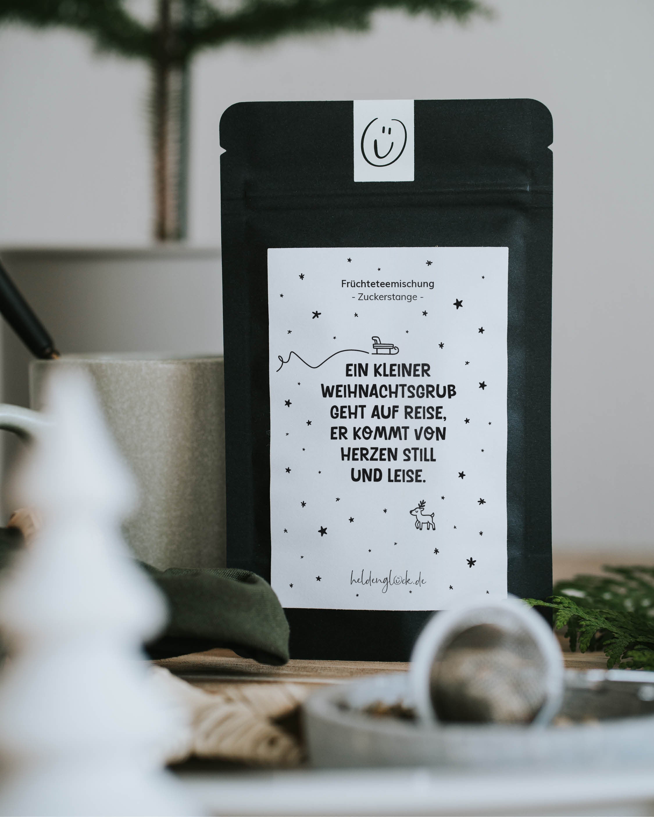 Nachhaltig verpackter Früchtetee als kleiner Weihnachtsgruß mit Herz