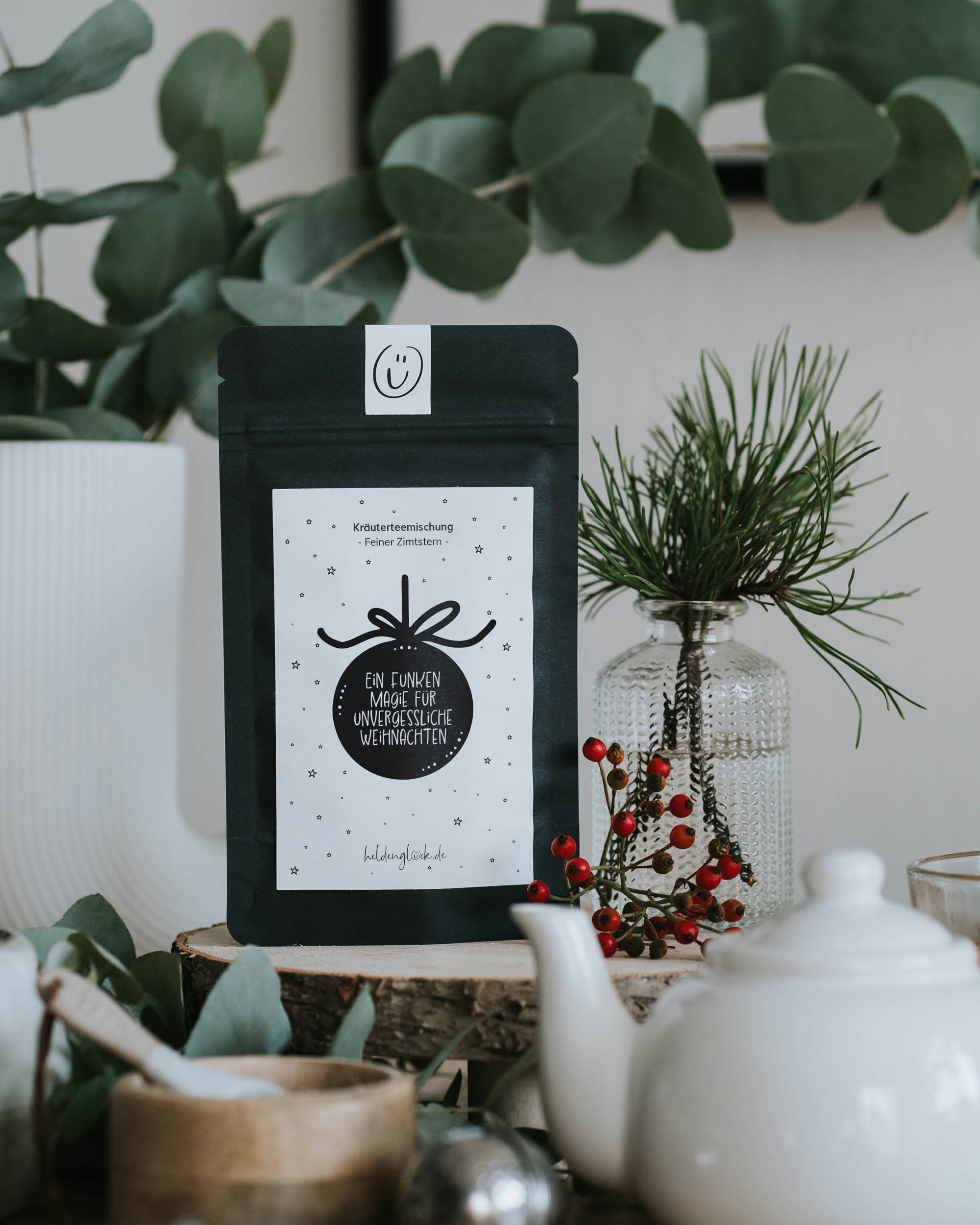 Nachhaltig abgefüllter Weihnachtstee mit feinen Gewürzen und Fruchtstücken