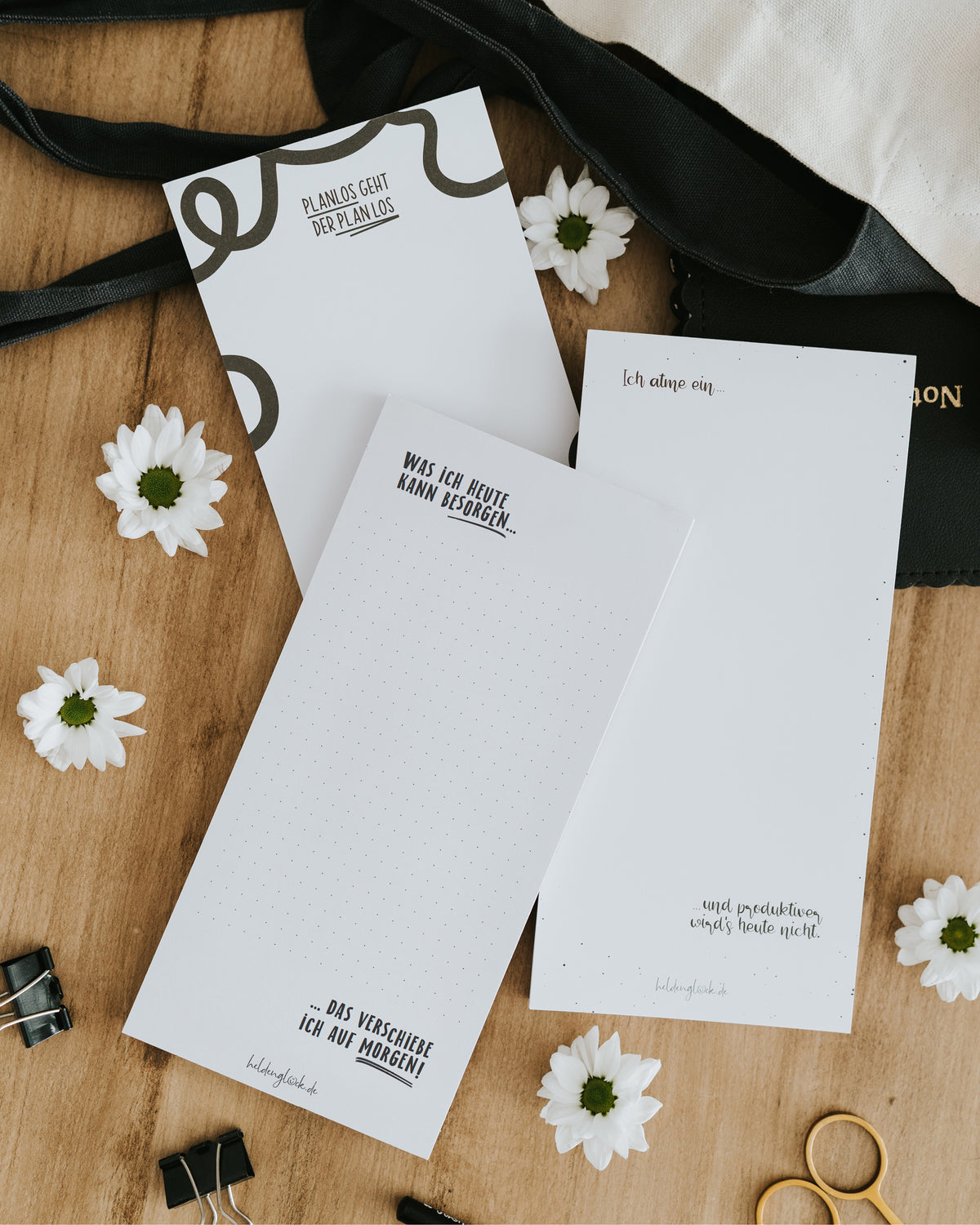 Ein nachhaltiges Geschenk aus hochwertigem Papier, das humorvoll zelebriert, dass am Schreibtisch auch mal Fünfe gerade sein gelassen werden können.