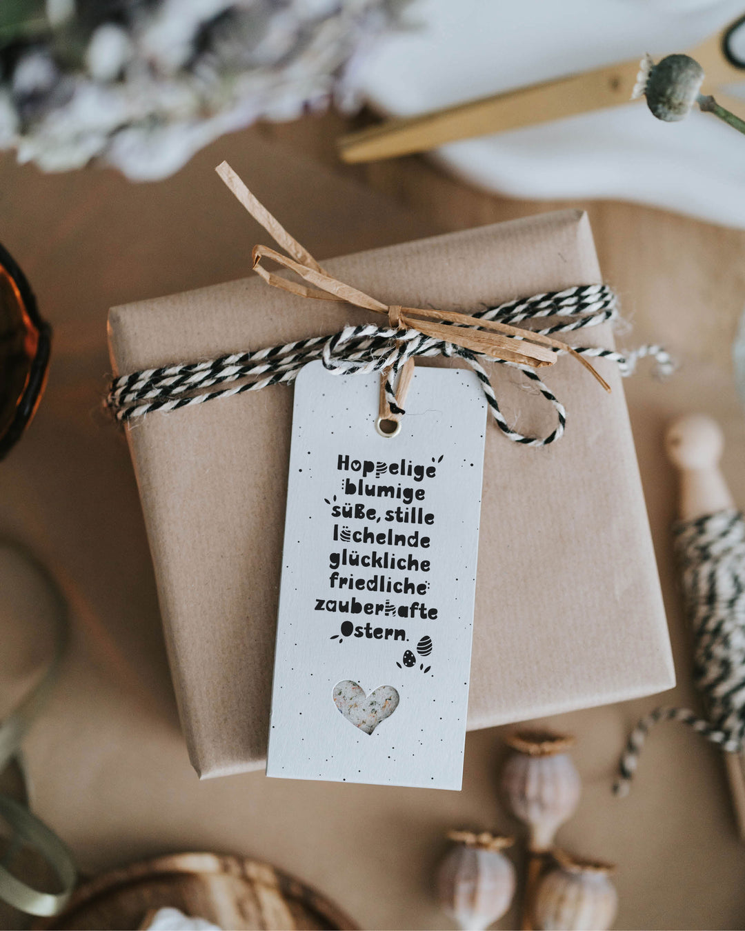 Kleine Osteraufmerksamkeit als Geschenkanhänger mit Blütensalz und positiver Botschaft