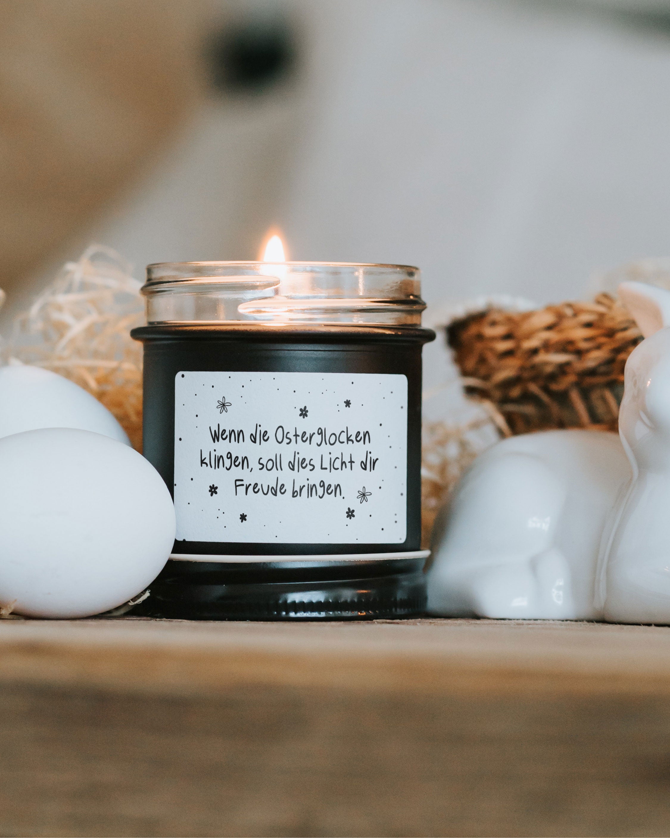 Nachhaltige Kerze im Glas als Ostergeschenk mit liebevollem Osterspruch und warmem Licht