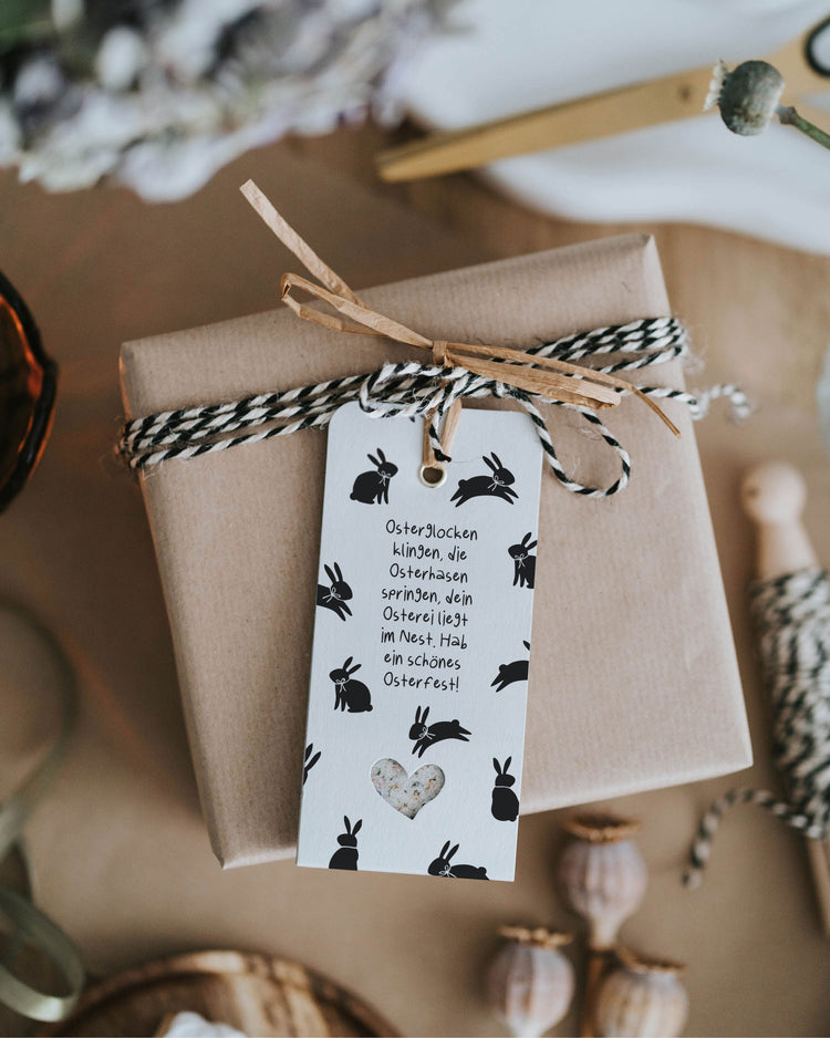 Liebevoll gestalteter Osteranhänger mit Frühlingsspruch und aromatischem Blütensalz